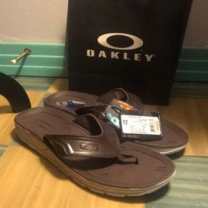 Men’s NWT Oakley Flip Flops / Oakley store bag